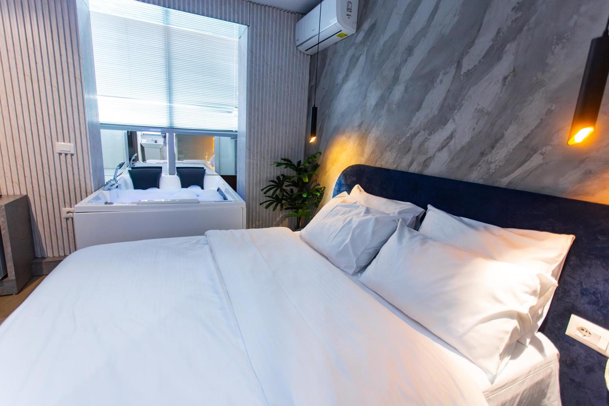 The Bubbles - Jacuzzi Hotel Tirana Exterior photo