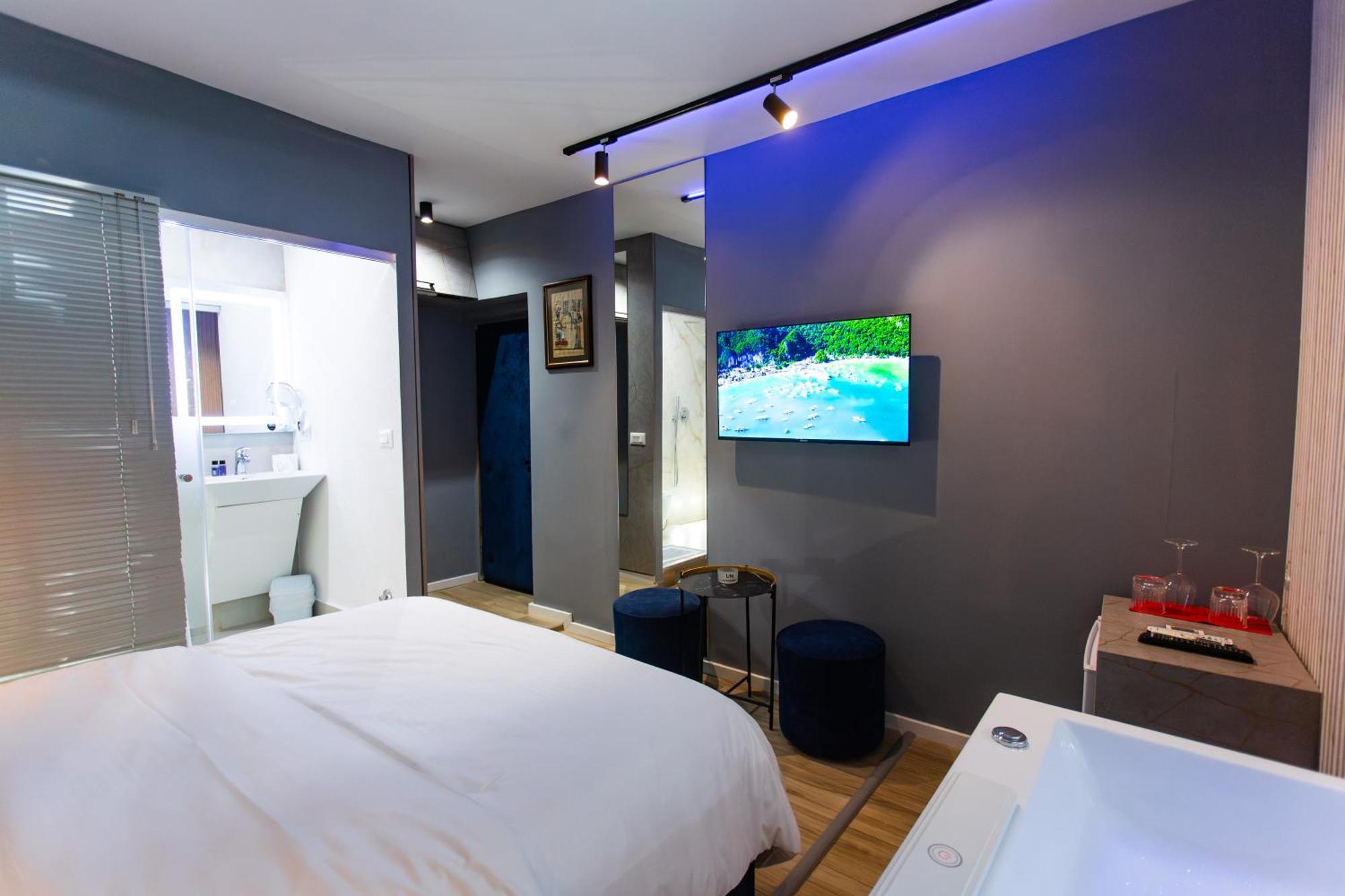 The Bubbles - Jacuzzi Hotel Tirana Exterior photo
