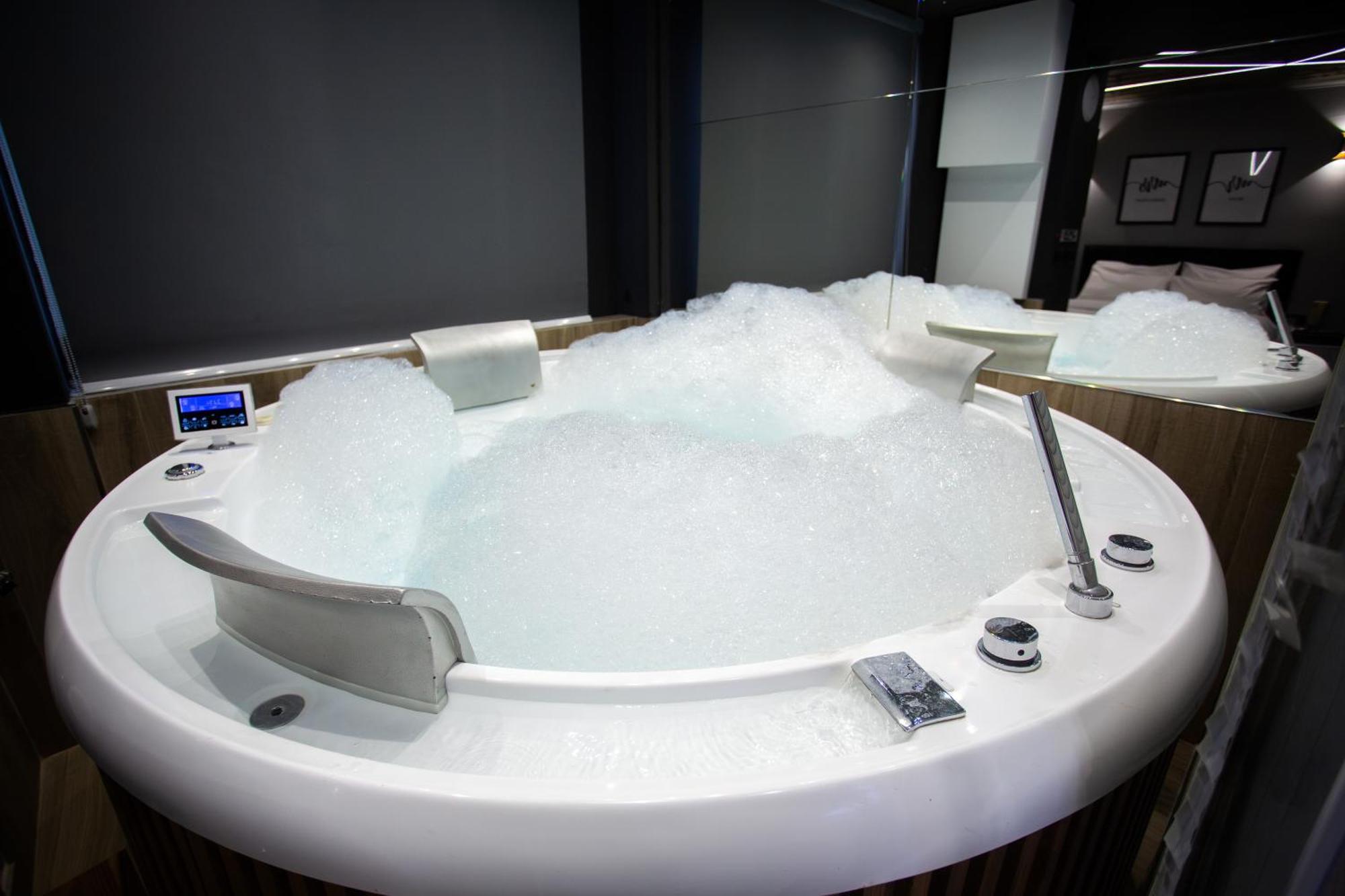 The Bubbles - Jacuzzi Hotel Tirana Exterior photo